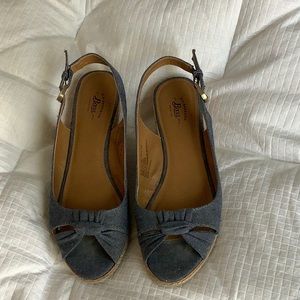 Bass cloth blue sandals, size 7.5. Casual look and comfortable.